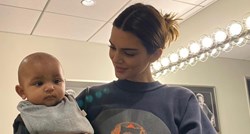 Kendall Jenner dobila zadatak bebi promijeniti pelenu. Ljudi umiru od smijeha