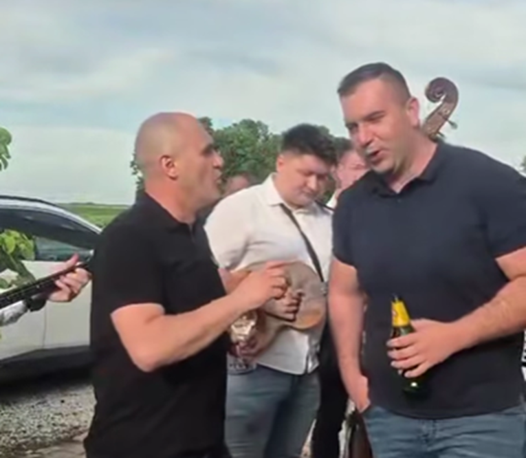 VIDEO Dabro opet zapjevao: "Kad Puniša tri metka ispali, Pavla ubi, a Stjepana rani"