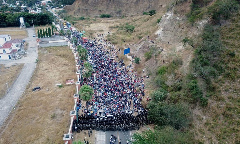 FOTO Migrantska karavana iz Hondurasa napadnuta suzavcem