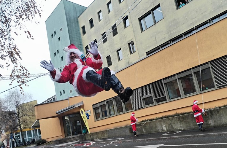 Djedovi Božićnjaci spustili se s krova bolnice u Mariboru da razvesele djecu