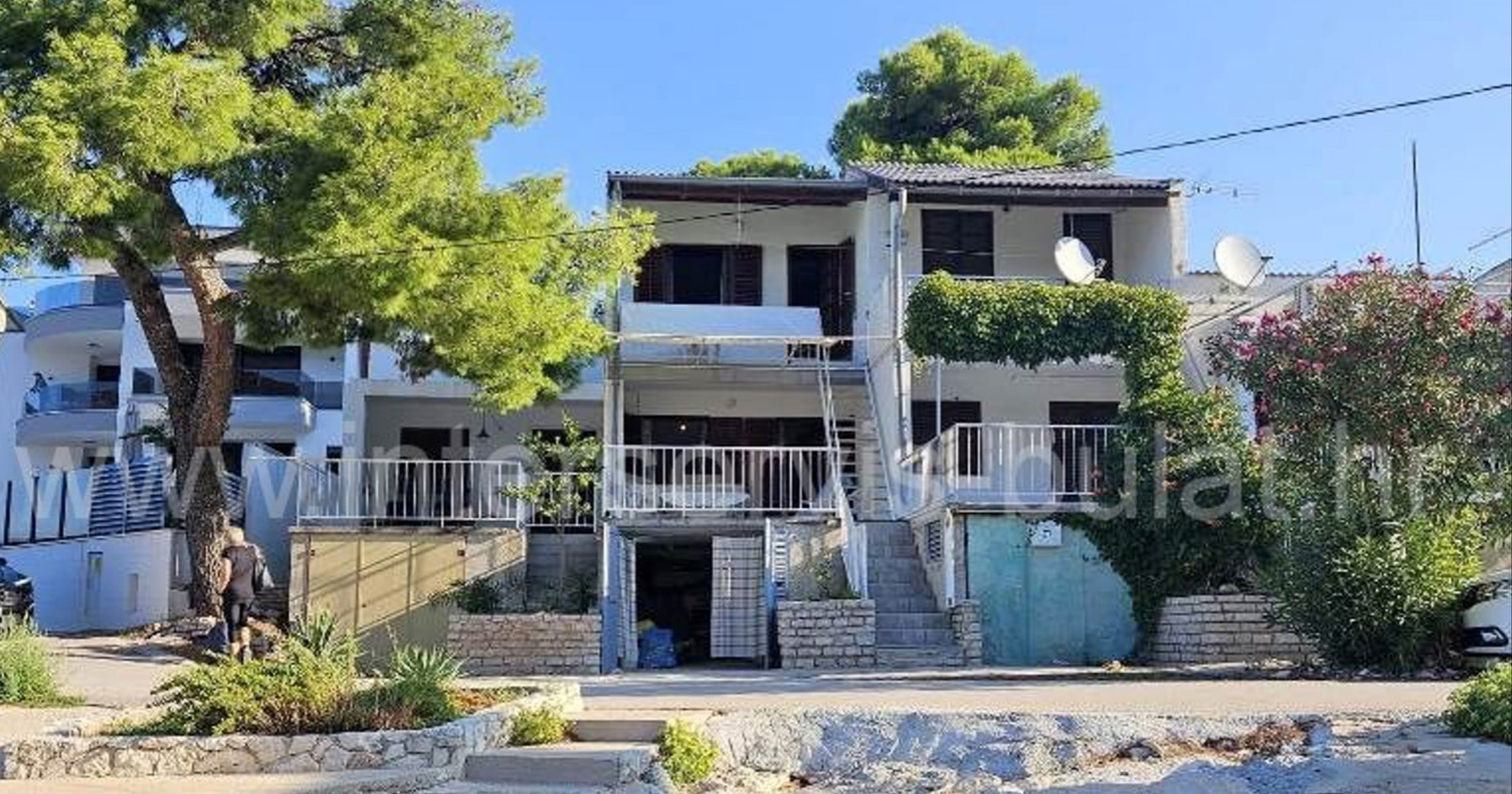 Oglasi: U Grebaštici se prodaje kuća u prvom redu do mora za 279.600 €