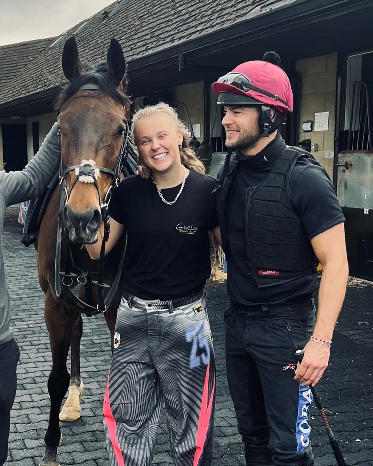 Pjevačica JoJo Siwa planira brak i djecu nakon što je "shvatila da nije gej"