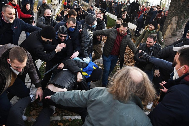 Masovna tučnjava u Novom Sadu, mladići napali prosvjednike. Gađali ih kamenjem