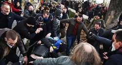 Masovna tučnjava u Novom Sadu, mladići napali prosvjednike. Tuklo se stotinjak ljudi