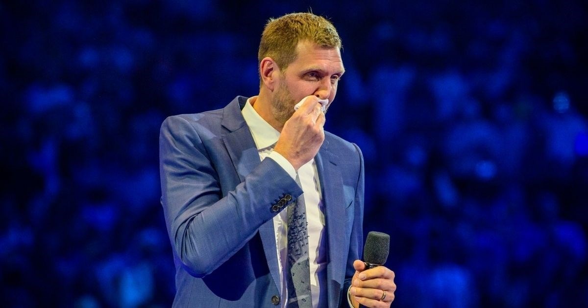 Pogledajte emotivnog Dirka Nowitzkog dok mu Mavsi dižu dres pod krov dvorane