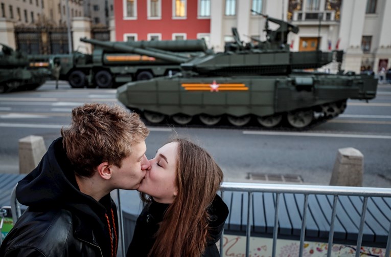 VIDEO I FOTO Rusi se spremaju za paradu u Moskvi: Tenkovi, raketni bacači, ljudi mašu