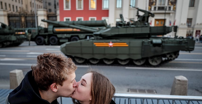 VIDEO I FOTO Rusi se spremaju za paradu u Moskvi: Tenkovi, raketni bacači, ljudi mašu