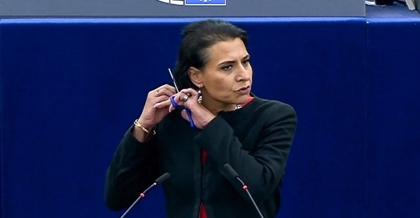 Švedska zastupnica odrezala kosu u Europskom parlamentu u znak podrške Irankama