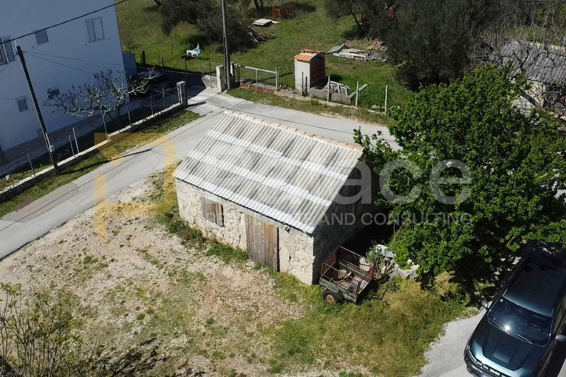 Kamena kućica 200 metara od mora prodaje se za 62.000 €. Pogledajte fotke