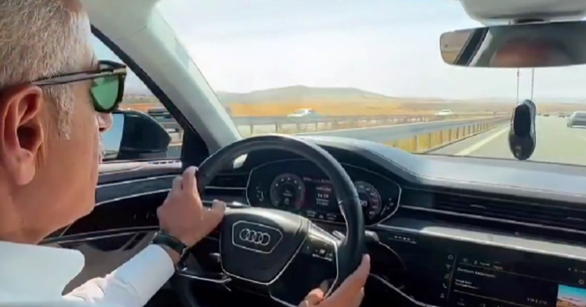 Turski ministar snimao kako juri po autocesti. Slušao narodnjake i Erdoğanove govore