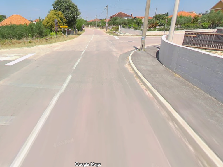 Kombijem naletio na zaustavljeno vozilo i vozača, usmrtio ga na mjestu