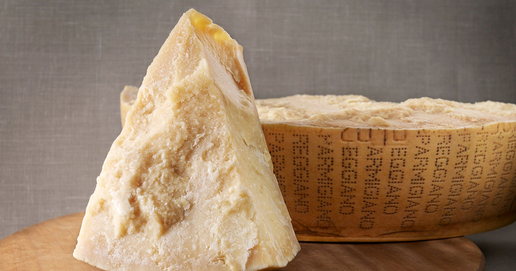 Zašto biste uvijek trebali kupiti Parmigiano Reggiano u komadu, a ne ribani parmezan?