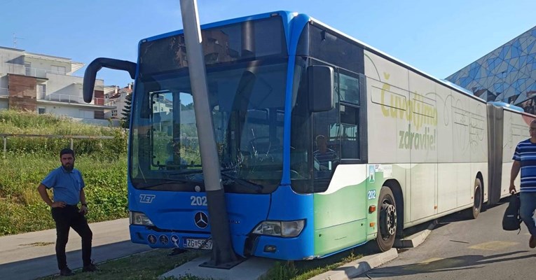 ZET-ov autobus se u Zagrebu zabio u stup, pogledajte fotografije