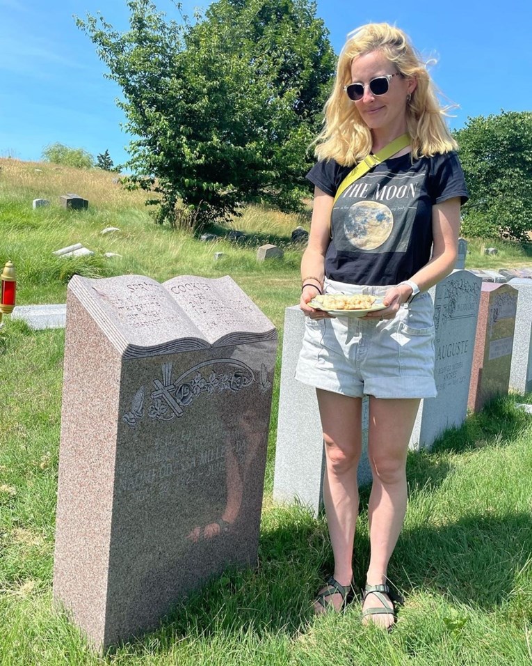 Ova žena snima recepte s groblja, hit je na TikToku