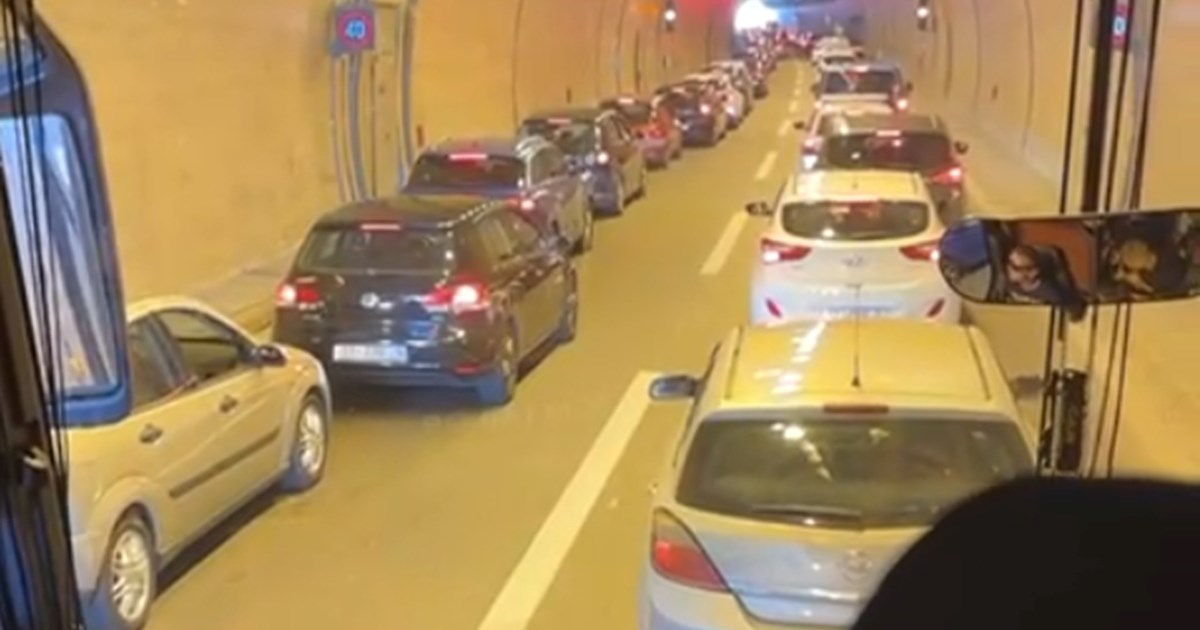 Zastoj na cesti od Splita prema Solinu. Ljudi izašli iz busa i nastavili pješke