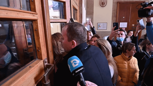 VIDEO Burno u Zadru: Vijećnica blokirala ulaz u gradsku upravu, došlo do naguravanja