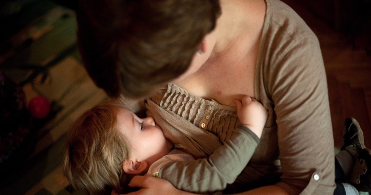 Mama kaže da će dojiti sina do 9. godine ako on to bude htio: "Samo me gledajte"