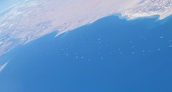 Stotine brodova čekaju na prolazak Sueskim kanalom, pogledajte slike iz zraka