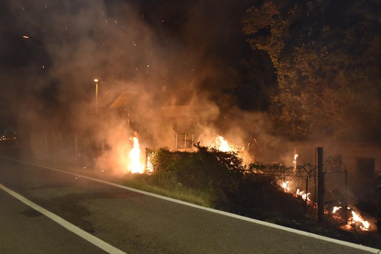 Vatrogasci cijelu noć gasili požare. I dalje aktivan požar na Crvenoj zemlji