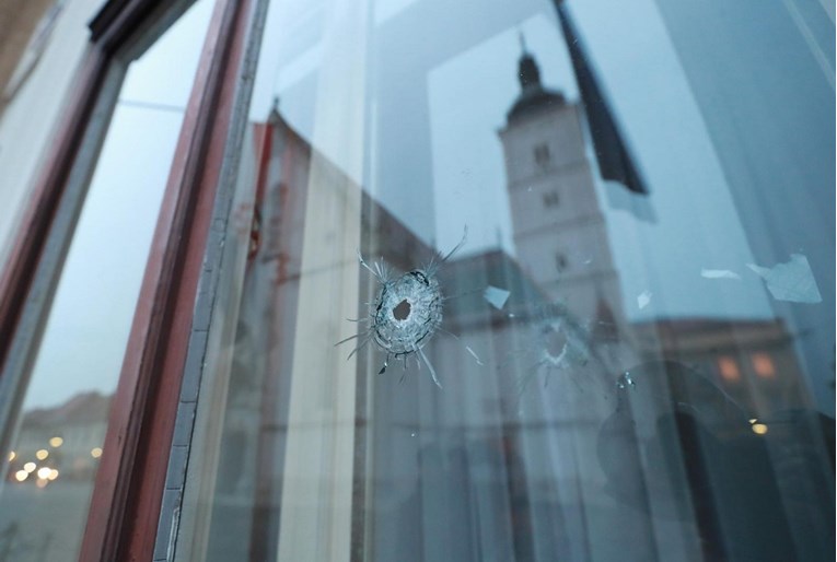 FOTO Napadač je pucao i po zgradi vlade, ovo su rupe od metaka