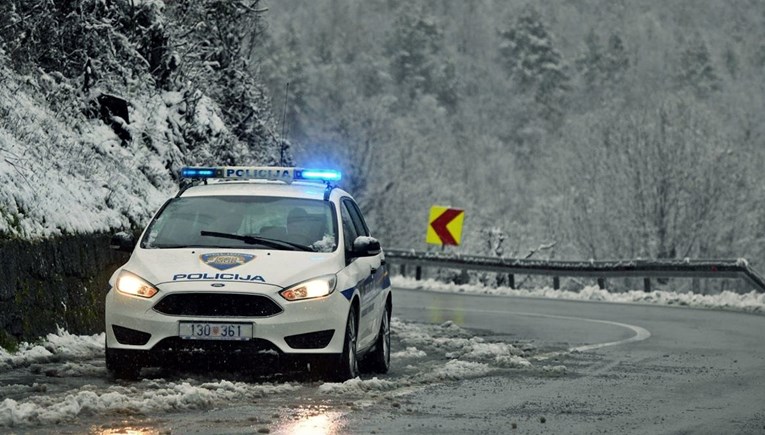 Na cestama ima snijega i guste magle, izdane zabrane i ograničenja