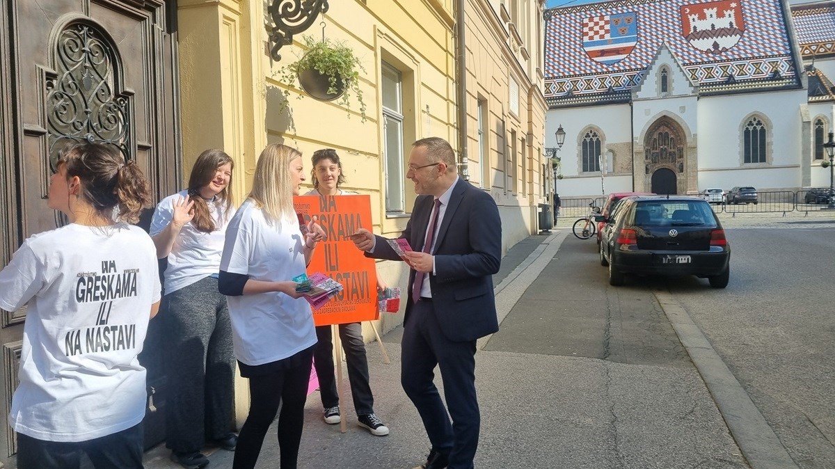 Volonteri zagrebačkim zastupnicima dijelili kondome, pogledajte fotografije