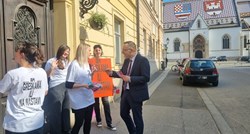 Volonteri zagrebačkim zastupnicima dijelili kondome, pogledajte fotografije