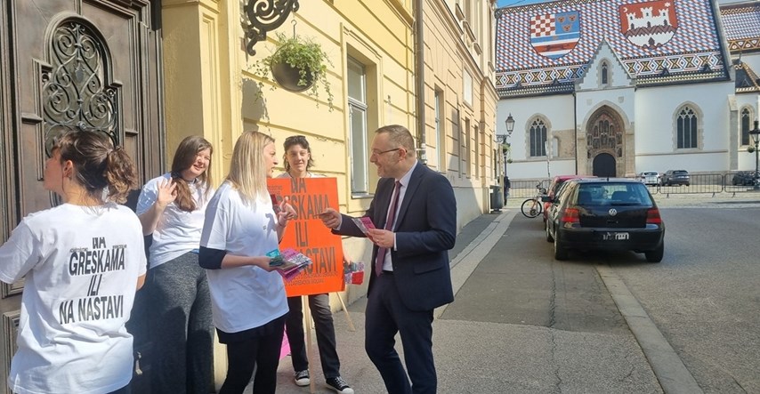 Volonteri zagrebačkim zastupnicima dijelili kondome, pogledajte fotografije