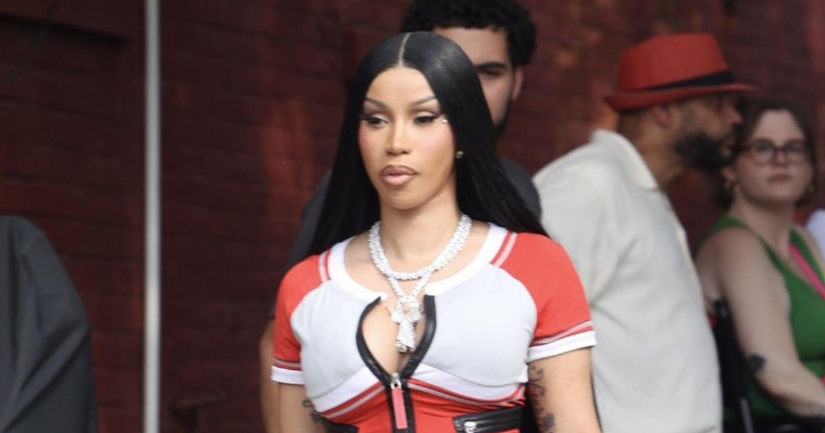 Cardi B na snimanju novog spota nosila čizme koje su obilježile 2000-e