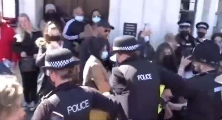 VIDEO Žena u toplesu radila nered tijekom sprovoda princa Philipa, policija je odvela