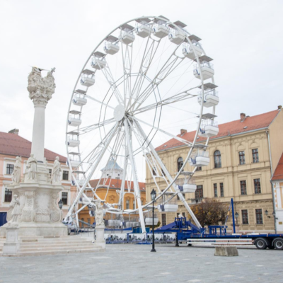 Počele pripreme za advent u Osijeku, postavljen je panoramski kotač visok 35 metara