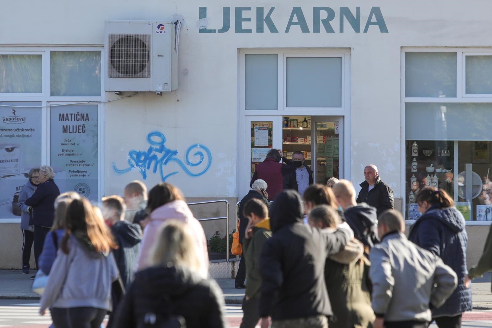 Maske ostaju obavezne u ljekarnama