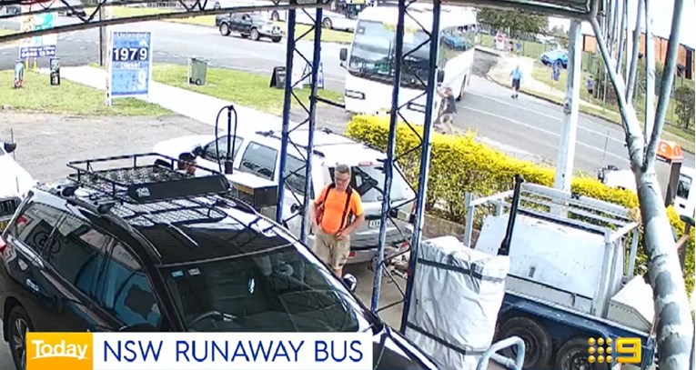 VIDEO Parkirani bus u Australiji iznenada krenuo na benzinsku, učenica spasila stvar