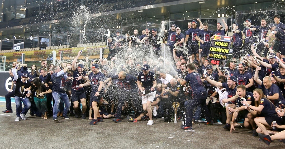 Mercedes odustaje od tužbe, Verstappen večeras dobiva pehar svjetskog prvaka