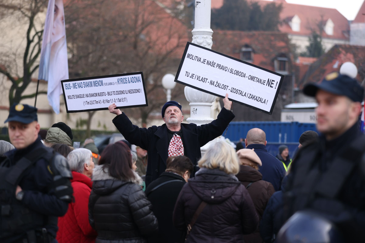 FOTO I VIDEO Klečavci su opet bili na Trgu. Došli prosvjednici, pjevali im