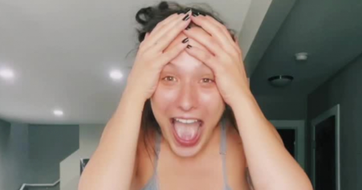 Kad čuje uvodnu pjesmu iz serije, iz grudi joj počne curiti mlijeko. "Što se događa?"