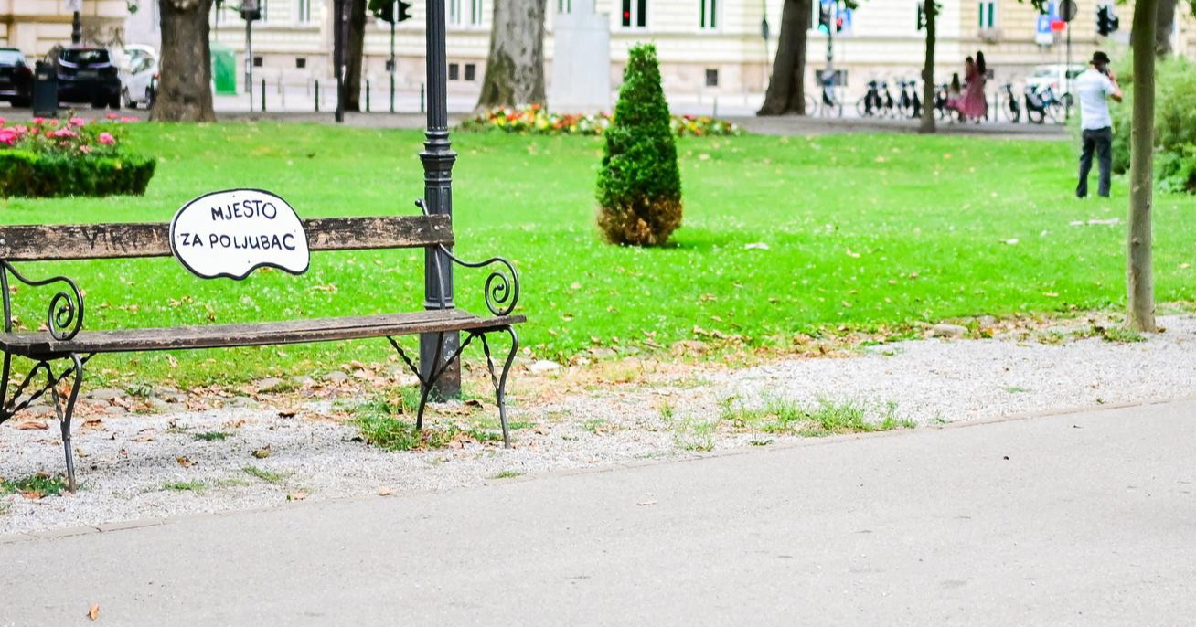 U Zagrebu osvanula klupa sa zanimljivim natpisom. Biste li sjeli na nju?