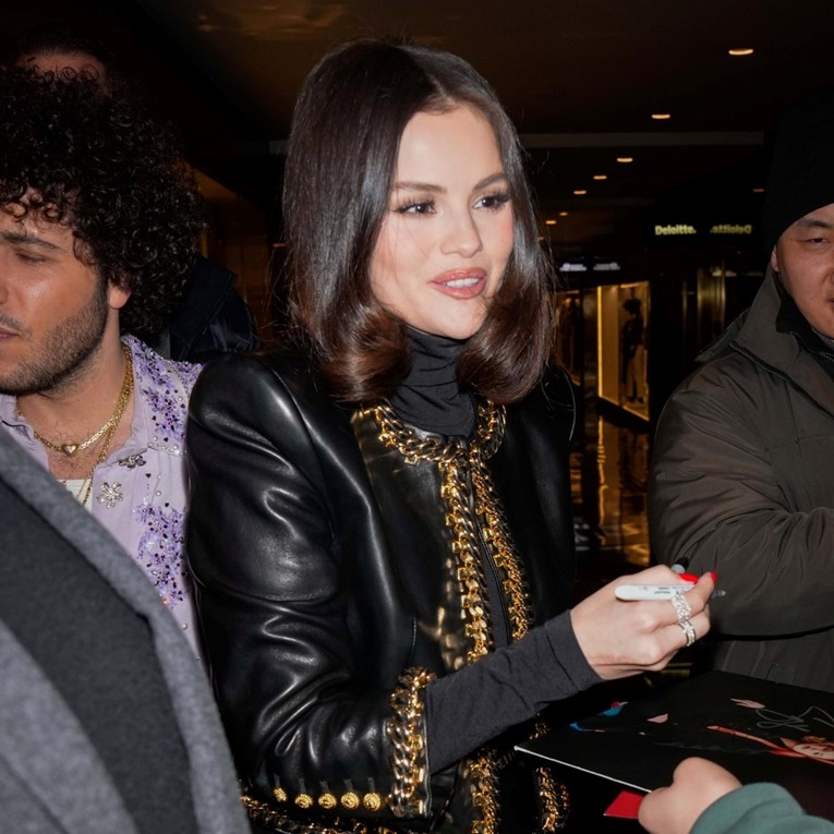 Selena Gomez ponovno oduševljava jarkocrvenom manikurom