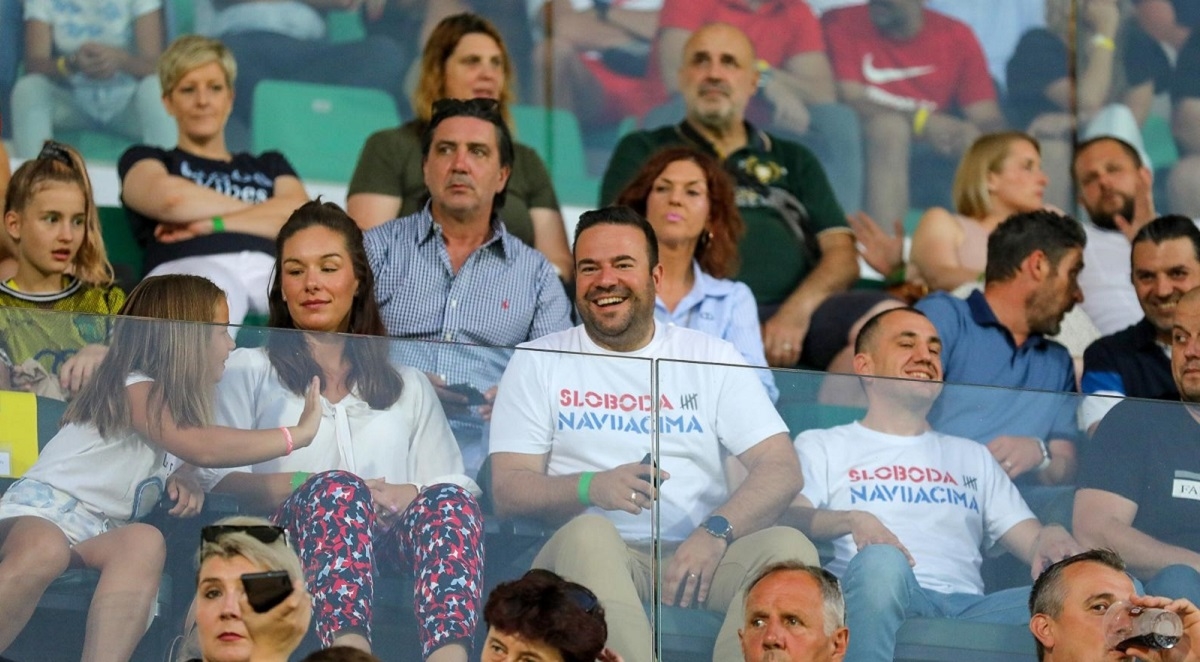 Ovu majicu nosi gradonačelnik Pule na zapadu. Istra je tamo zabranila simbole Hajduka