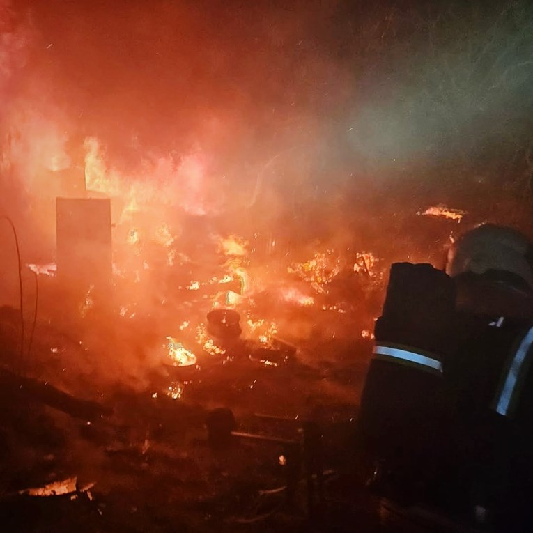 FOTO Tijekom noći izgorjela baraka u romskom naselju u Rijeci