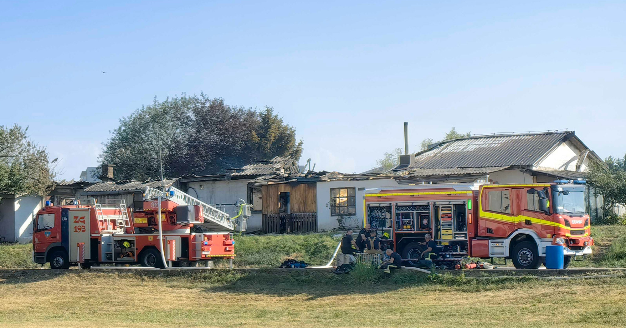 Požar kuće u Zagrebu, vatrogasci spasili jednu osobu