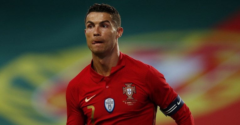 Portugal je dobio slobodnjak. Onda je loptu uzeo Ronaldo