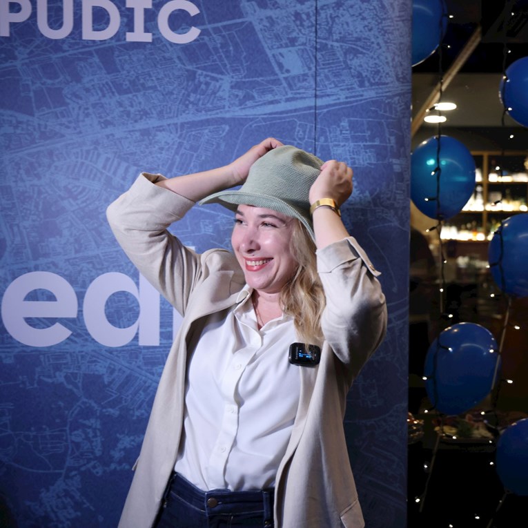 VIDEO Pogledajte što je volonterka poklonila Mariji Selak Raspudić nakon poraza