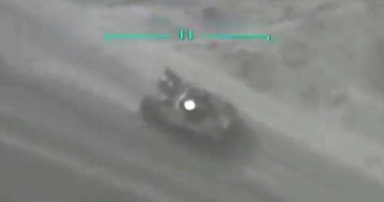 VIDEO Ukrajinci objavili snimku: Dron Bayraktar uništava ruski oklopnjak