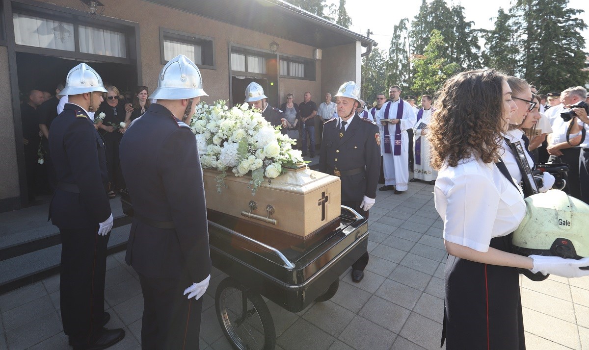 FOTO Tuga na sprovodu mladog vatrogasca, prijatelj održao dirljiv govor