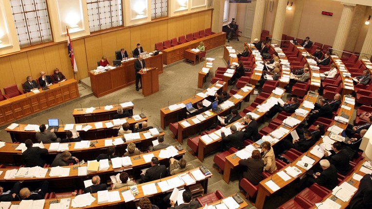 Trojica zastupnika ni jednom nisu govorila lani. Dva su optužena za tešku korupciju