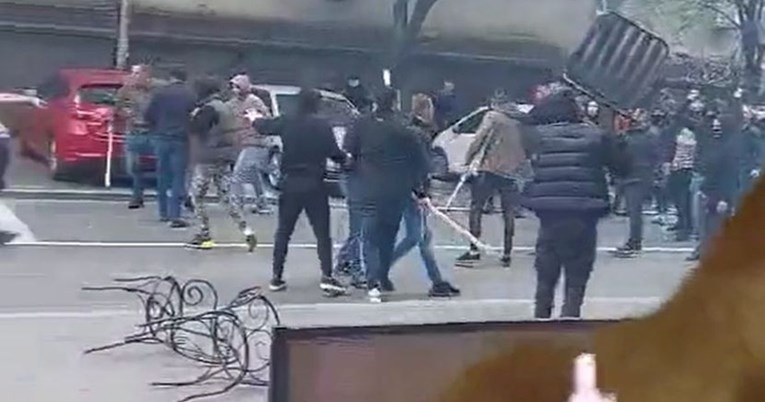 VIDEO Žestoka tučnjava navijača u Beogradu. Tukli se letvama, stolicama i remenima
