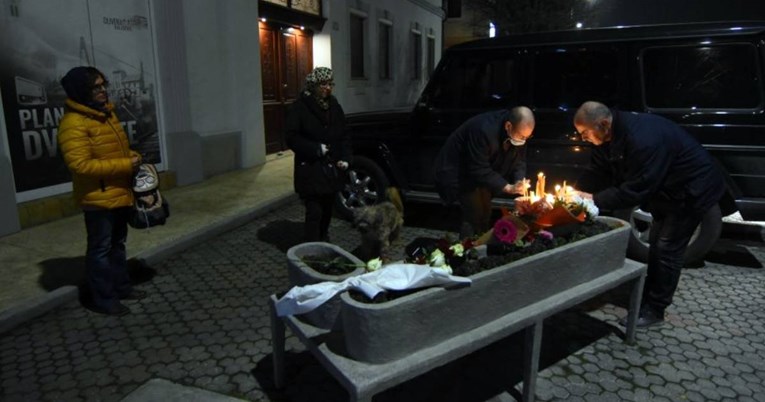 Ljudi u Novom Sadu plaču po ulici zbog smrti Balaševića