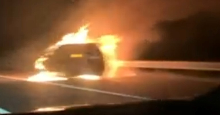 VIDEO Zapalio se auto na autocesti A1 kod Bosiljeva