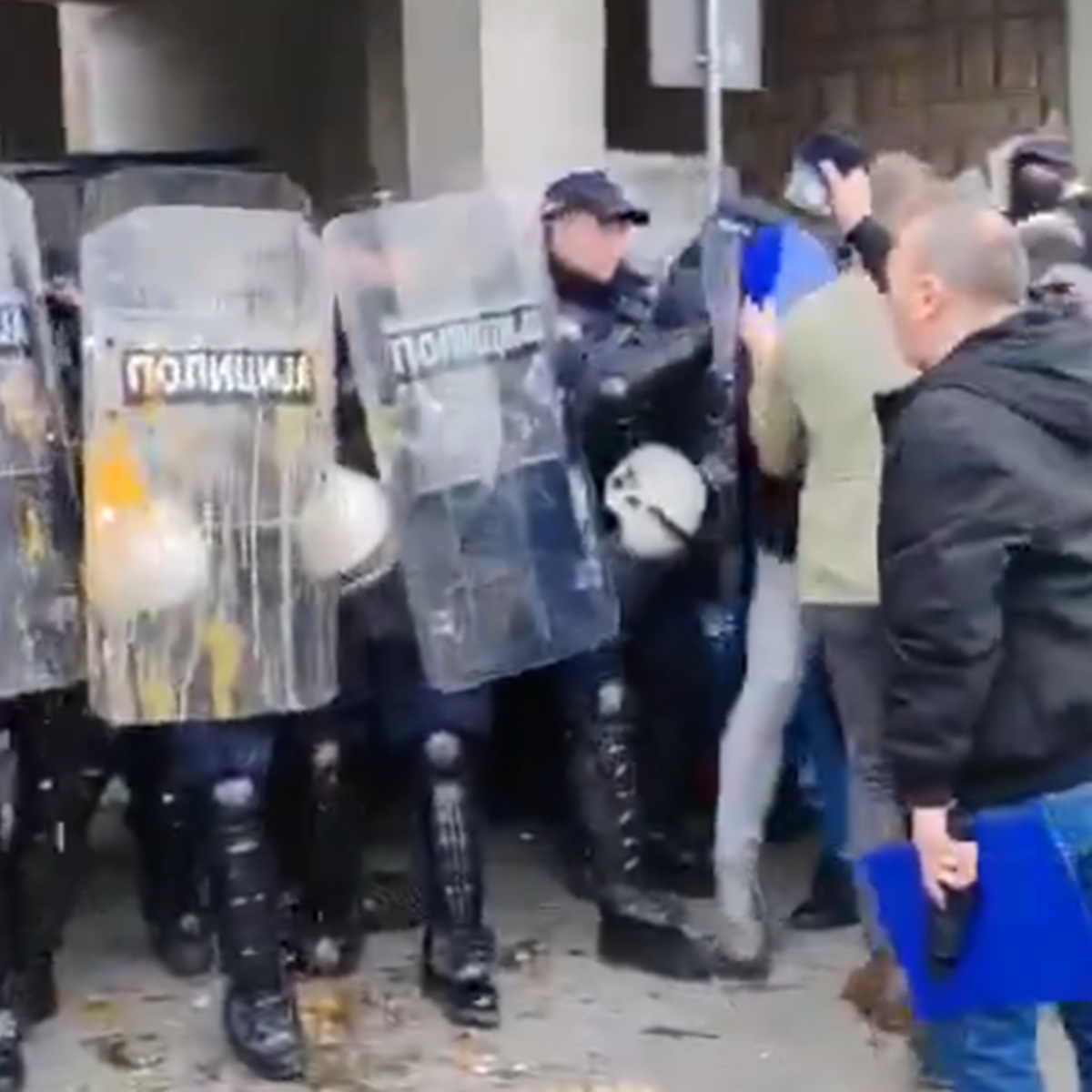 VIDEO Sukob policije i prosvjednika u Novom Sadu. Ljudi vikali: "Uhitite Vučića"